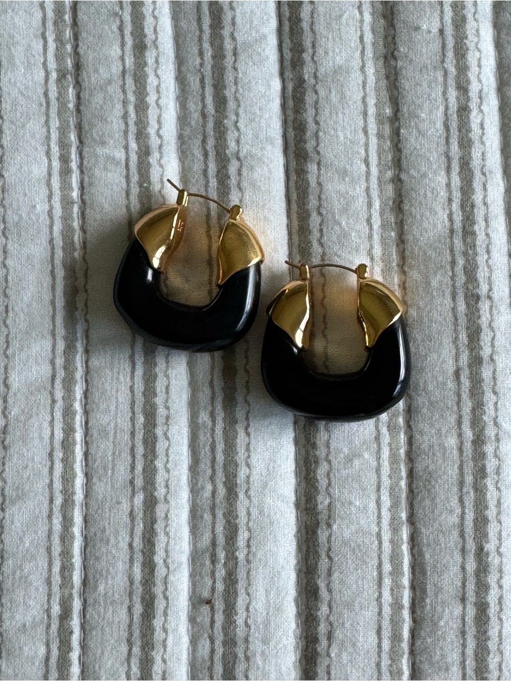 ๐คWORN ONCE๐ค Lizzie Fortunato Black and Gold Sculpted Midnight Hoop Earrings - Picture 2 of 5